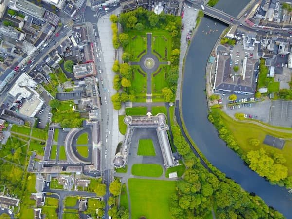 Ville vue du ciel avec des parcs et un fleuve qui passe à coté d'aménagements urbains